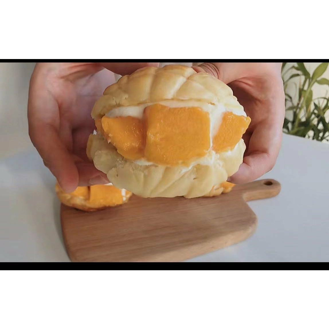 9-Mango Cream Pineapple Bun (2 pieces per serving)